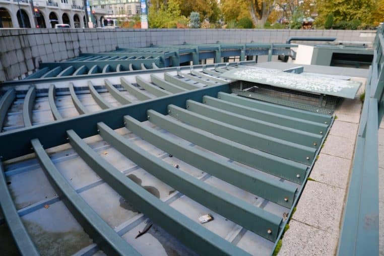Grilles vertes d’aération et d’accès du parking souterrain près de l’Hôtel de Ville d’Annecy, vue en perspective.