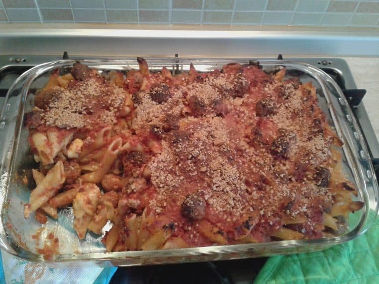 Assiette de pâtes gratinées « al forno » en gros plan.