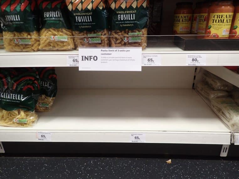 Rayon de pâtes en magasin vu de face.