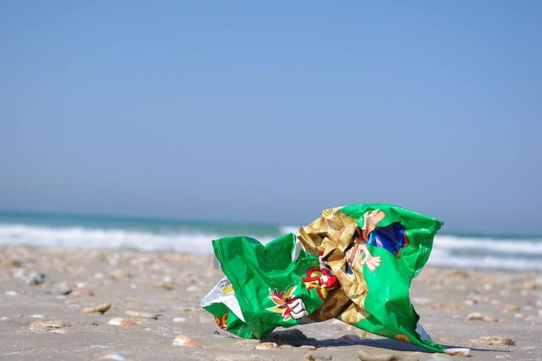 Large vue de la plage d’Olga à Hadera, côte méditerranéenne, sable doré et houle légère, zone connue pour les regroupements saisonniers de requins.