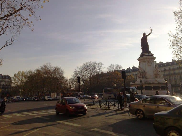 Place de la République à Paris, vue d’ensemble avec la statue de Marianne et les immeubles haussmanniens.