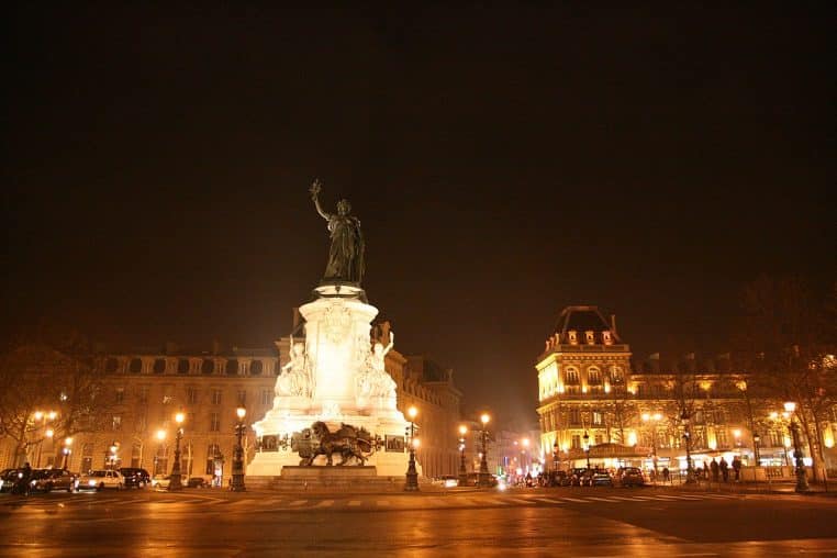 Piétons marchant sur l’esplanade de la place de la République à Paris.