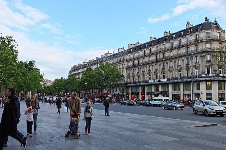 Place de la République à Paris, large esplanade animée avec la statue de Marianne et les immeubles haussmanniens en arrière-plan.