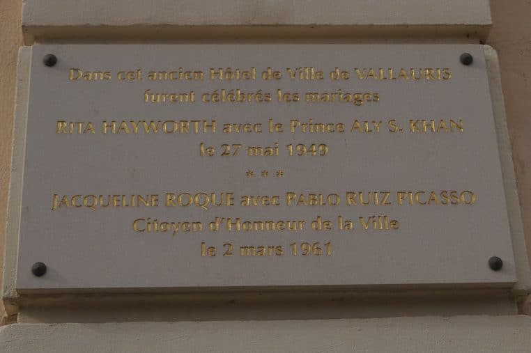 Plaque historique sur le mur de l’ancienne mairie de Vallauris.