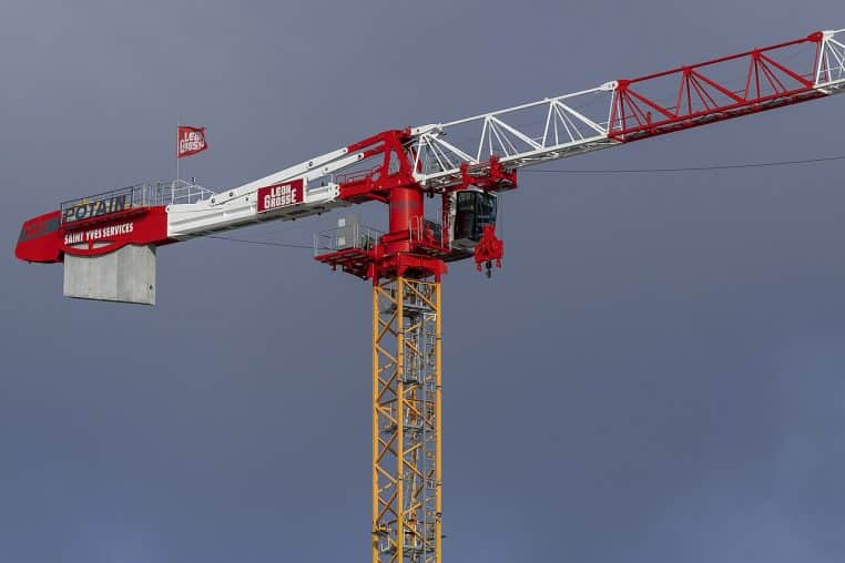 Chantier urbain avec structures béton et grue, futur logement étudiant.