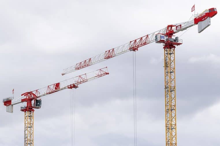 Grue et immeubles en construction pour un ensemble mixte avec résidence étudiante