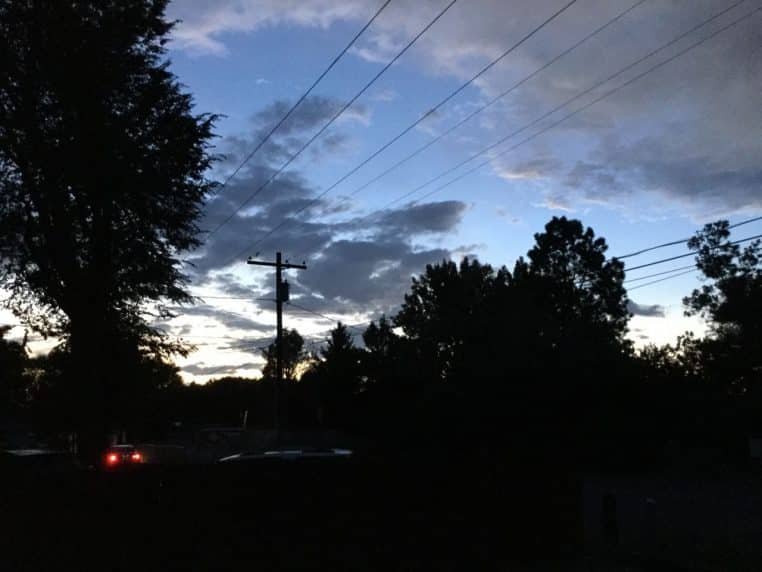 Pylônes sur ciel doré, format large.