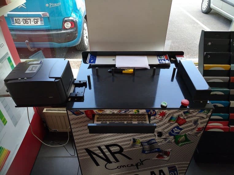 Machine de pressage des plaques d’immatriculation française dans un atelier Citroën.