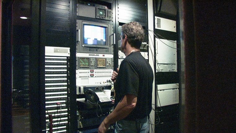 Équipe de post-production vidéo devant les écrans ; l’IA accélère le dérushage et le premier montage.