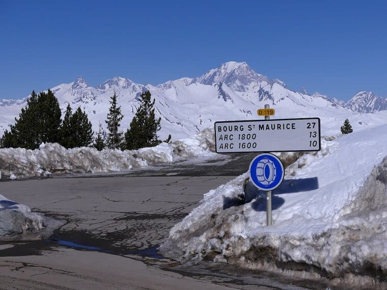 Route panoramique des Arcs en hiver, face au Mont-Blanc, cadre typique des secteurs concernés par la loi Montagne.