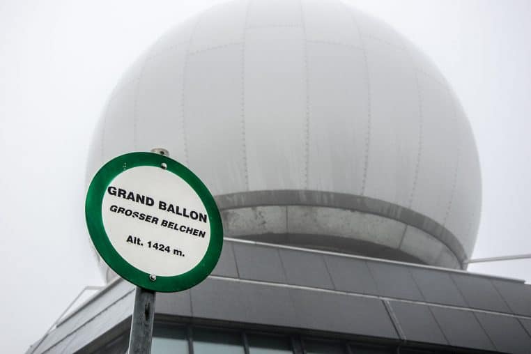 Cabine radar en bord de route en relief