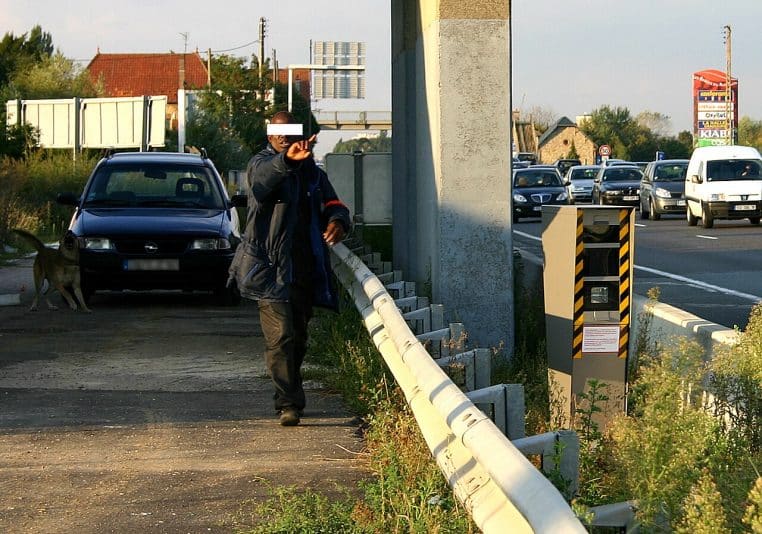 Cabine radar fixe de 3e génération installée le long d’une voie rapide, trafic dense au second plan