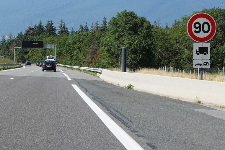 Radar fixe sur autoroute avec panneau 90