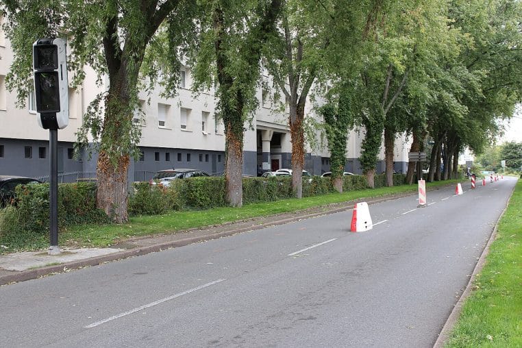 Radar tourelle au bord d’une avenue