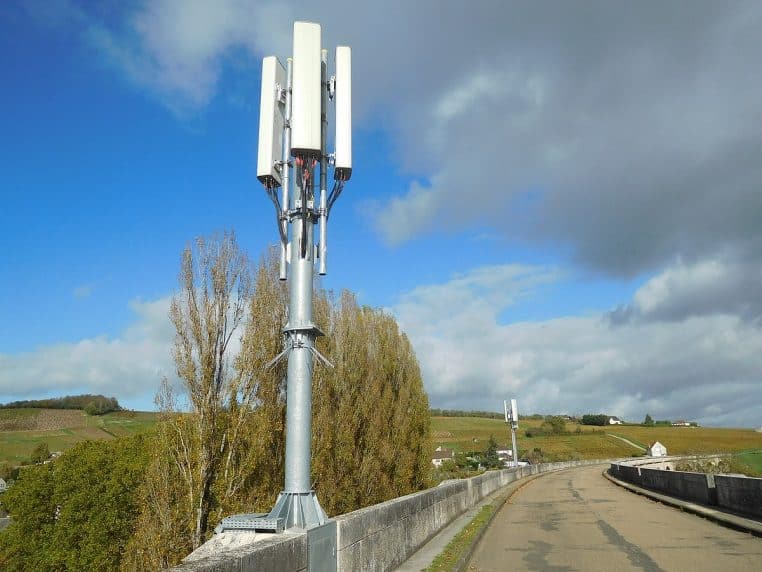 Deux antennes de téléphonie mobile sur un viaduc.