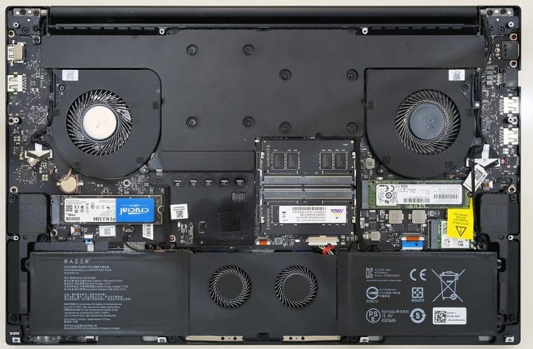 Intérieur d’un ordinateur portable 17 pouces, capot retiré, illustrant la conception matérielle d’un châssis moderne.