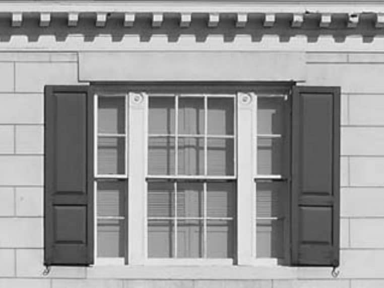 Fenêtres anciennes réparées avec bandes d’étanchéité