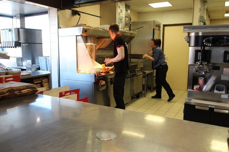 Façade d’un Quick en France, vue large en paysage.