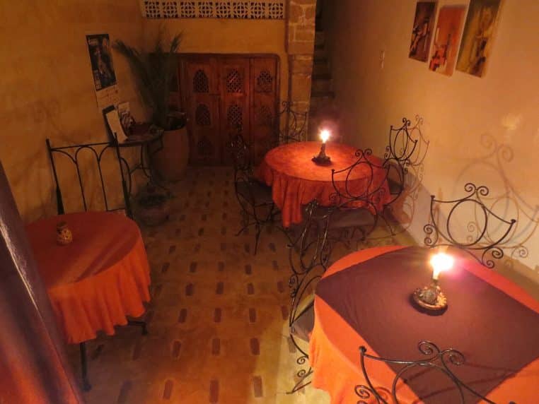 Mur enduit dans un riad marocain, texture minérale et patine douce, source d’inspiration pour les intérieurs contemporains