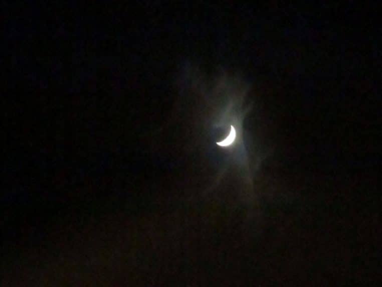 Croissant de lune montant dans un ciel voilé, image d’un renouveau encore fragile mais présent.