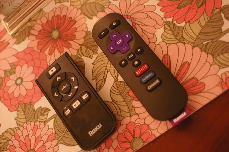 Télécommande posée sur une table basse.