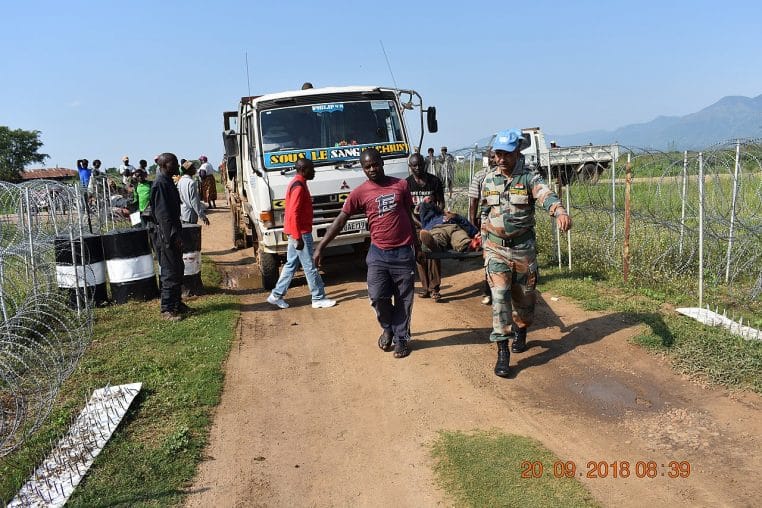 Militaires de la MONUSCO apportant une assistance médicale à des civils blessés près de Rwindi, Nord-Kivu, RDC.