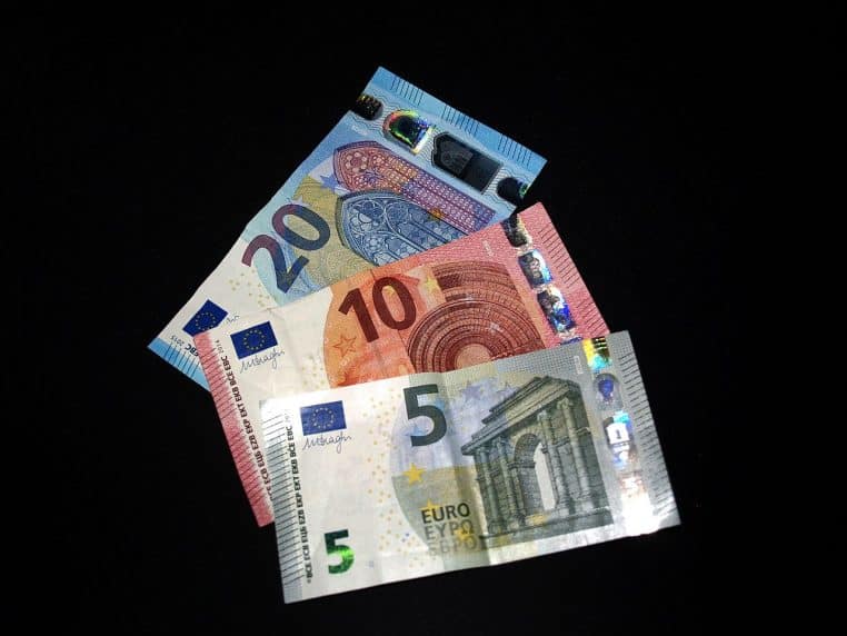 Billets de 5, 10 et 20 euros de la série Europa alignés, éclairage neutre en intérieur.