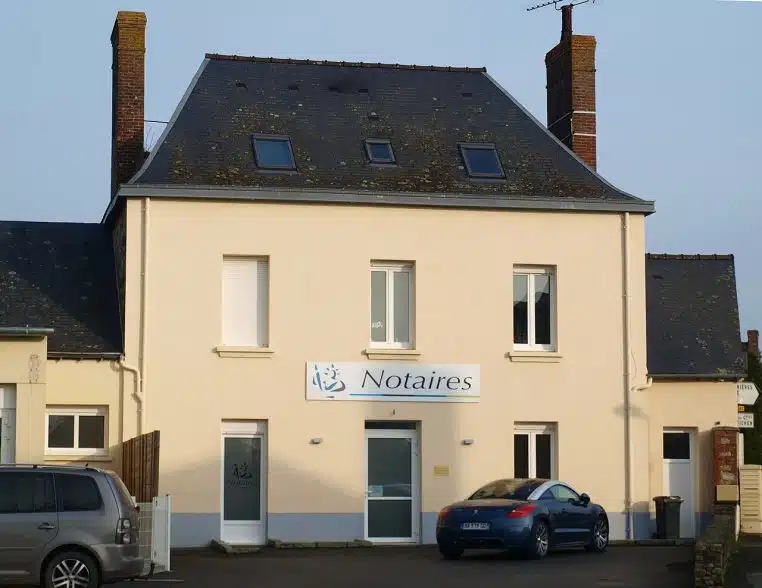 Photo en plan large d’un office notarial au Sel-de-Bretagne, illustre l’accueil du public pour les démarches d’héritage.