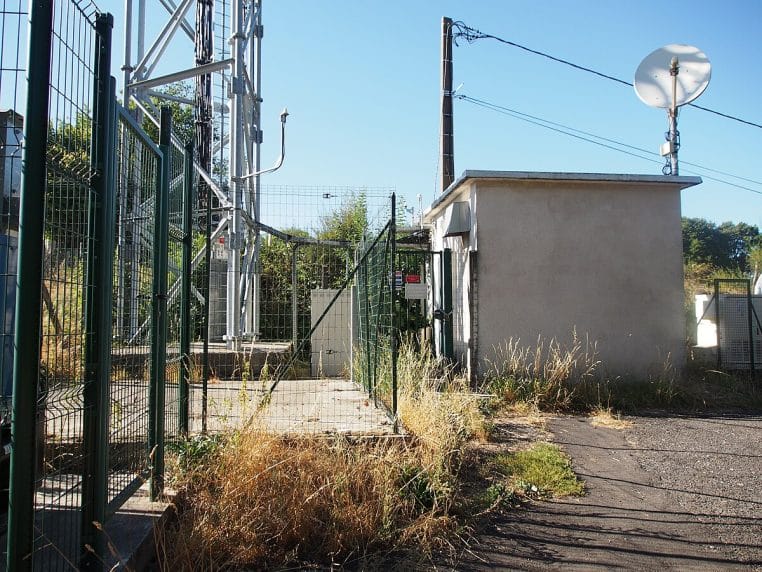 Abri technique au pied d’un pylône de téléphonie.