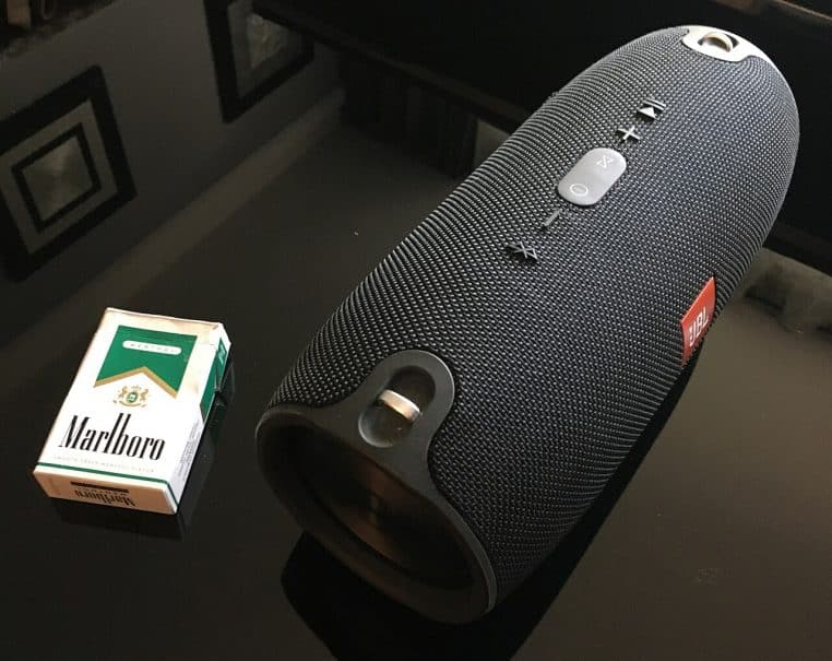 Enceinte Bluetooth avec objet de comparaison de taille.