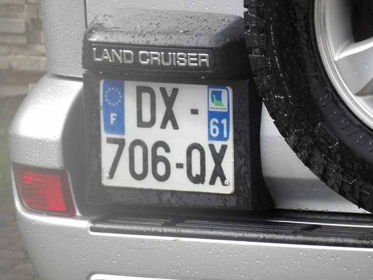 Gros plan d’une plaque carrée française du département de l’Orne.