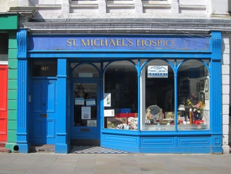 Façade d’un hospice entouré de verdure