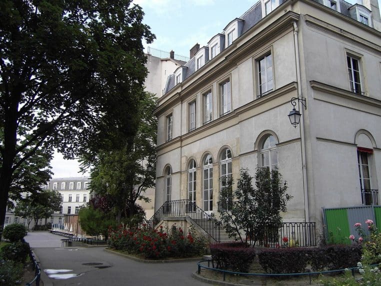 Entrée et cour du Collège Stanislas à Paris