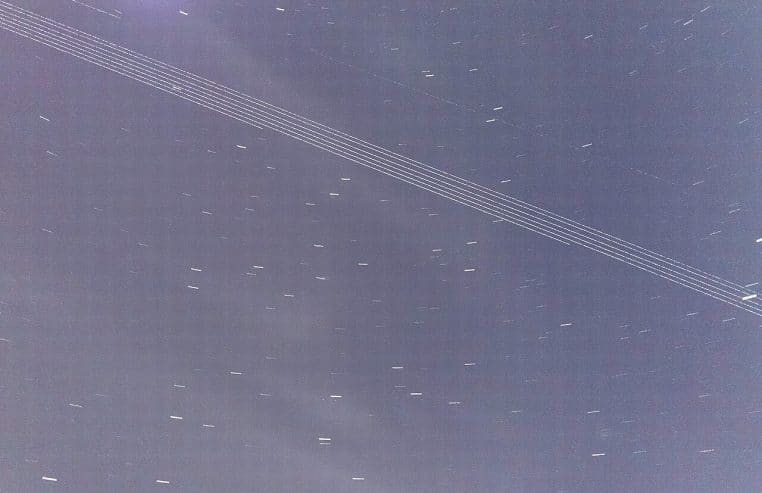 Train de satellites Starlink traversant le ciel