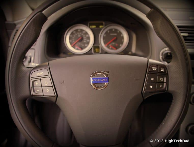 Volant et commandes d’une Volvo C70, gros plan dans l’habitacle