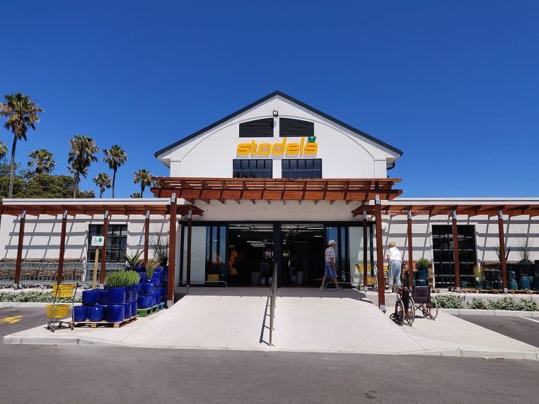 Entrée moderne du centre de jardinage Stodels à Bergvliet avec auvent en bois et chariots de magasin.
