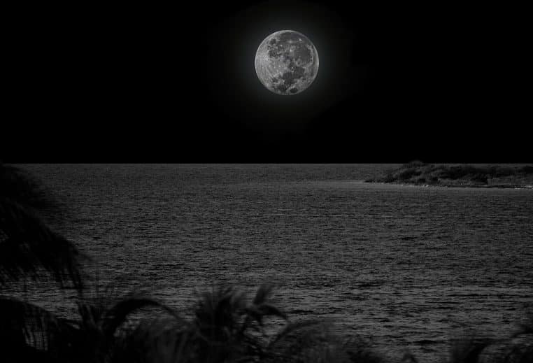 Super Lune très lumineuse photographiée au périgée ; disque élargi sur fond de ciel sombre, idéale pour illustrer une pleine Lune d’automne.