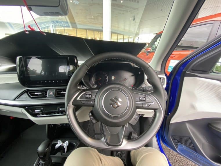 Suzuki Swift millésime 2024, avant modifié, stationnée.