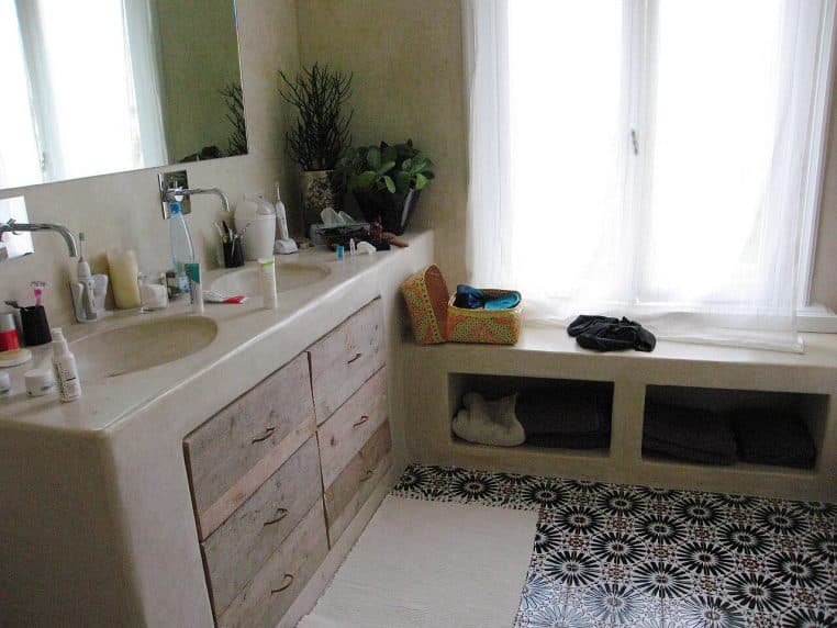 Vasque en tadelakt lissée, enduit traditionnel à la chaux au rendu doux et nuancé, idéal pour une atmosphère chaleureuse et minérale