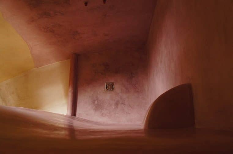 Douche en tadelakt, enduit à la chaux idéal en pièce humide, rendu lisse et imperméable aux reflets veloutés