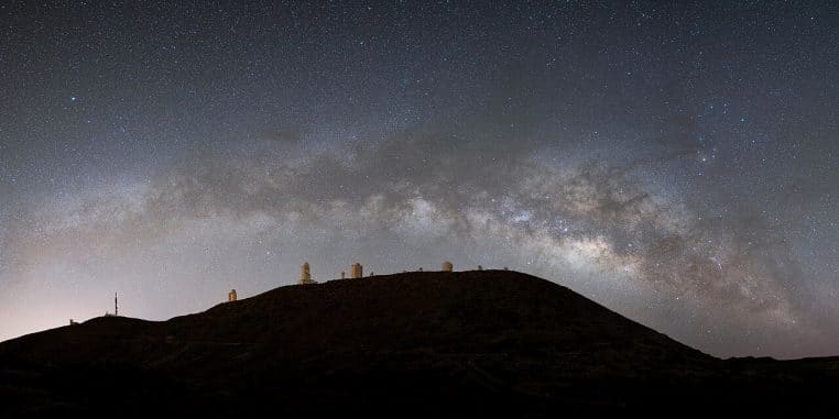 Panoramique nocturne montrant la Voie lactée et la constellation du Scorpion au-dessus des télescopes du Teide.