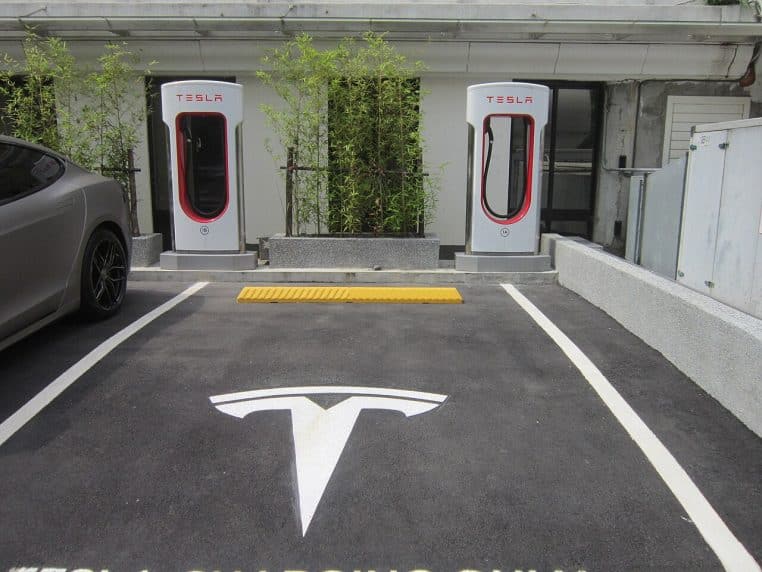 Bornes Tesla alignées dans un parking couvert à Taipei