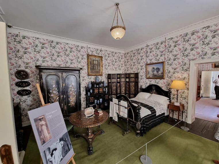 Vue de chambre élégante et épurée, meubles en bois clair et lit centré, offrant un exemple de zone nuit nette et apaisante.