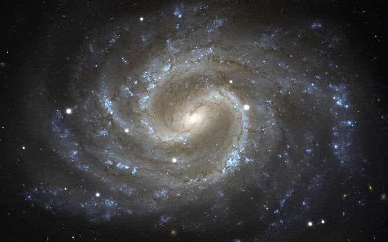 Galaxie spirale NGC 4535 vue de face, teintes bleutées.