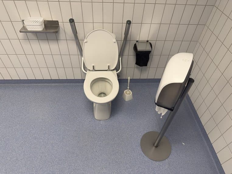 Salle de bains PMR en Norvège, brosse et équipements hygiéniques.