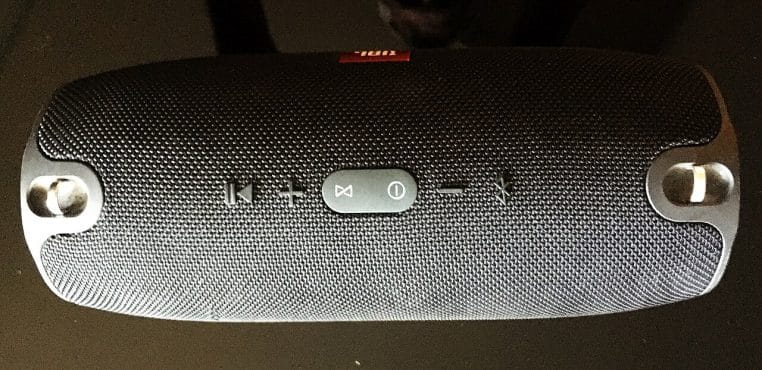 Vue de dessus d’une enceinte Bluetooth nomade posée sur une table. Crédit : © Wikimedia Commons / CC BY-SA.