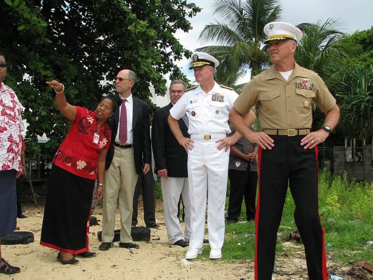 Plage historique de Betio avec visiteurs et mer calme, site de bataille de la Seconde Guerre mondiale à Kiribati.