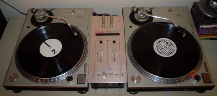 Deux platines Technics 1200 avec mixeur Vestax