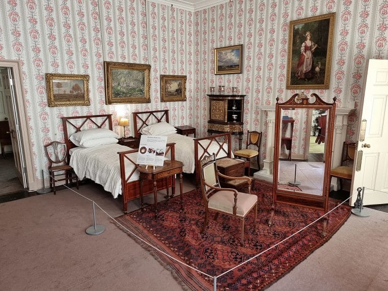 Deux lits jumeaux dressés dans une chambre rangée, perspective dégagée, ambiance calme et ordonnée.