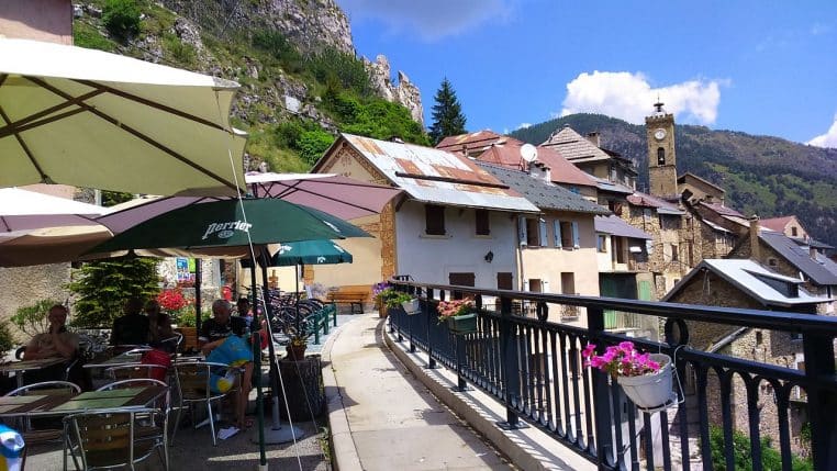 Roubion vu à distance, maisons serrées et promontoire rocheux, ambiance de village perché.